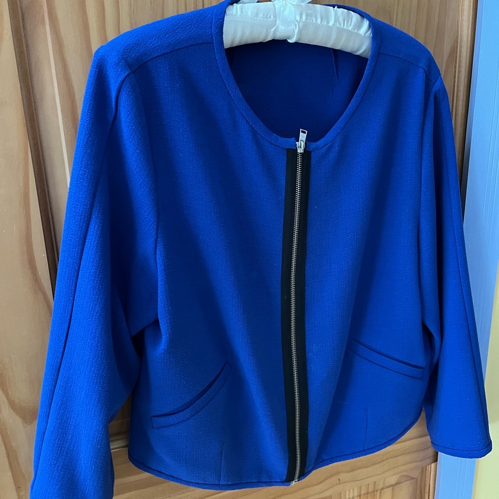 Rachel Roy two piece blue jacket and camisole top.size medium. Preowned.